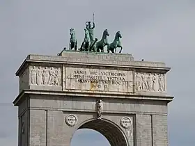 El relieve del Arco de la Victoria arriba a la derecha en colaboración con su padre, una de sus obras tempranas.