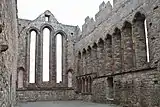 Antigua ventana y una serie de nueve ventanas lanceoladas en la pared sur del coro, en las ruinas de la Catedral de Ardfert, Condado de Kerry, Irlanda