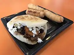 Tequeños y una arepa rellena con pabellón, platos representativos de la gastronomía venezolana