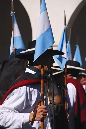 Guardia de Honor de la Policía de la Provincia de Salta vistiendo el poncho salteño en el Cabildo de Salta.