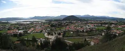 Argoños visto desde el norte, con las marismas de Santoña a la izquierda.