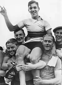 Arie van Vliet después de ganar el campeonato del mundo amateur de 1936