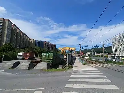 Paso a nivel y acceso a la playa de vías para transporte de mercancías, ubicada tras el andén sur/izquierdo (dirección Bilbao)