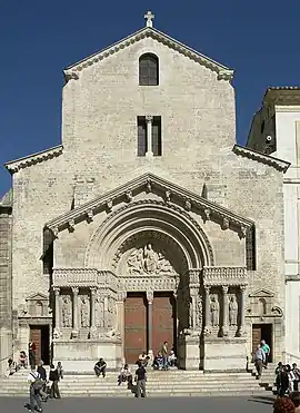 Fachada de la  iglesia de San Trófimo de Arlés