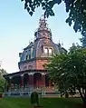 Casa grande y ornamentada, con un nivel de decoración más asociado a los edificios públicos. Originalmente de planeación más modesta, la casa se construyó en 1860 y la cúpula se añadió durante 1872-1876. Casa Armor-Stiner, Irvington, Nueva York.