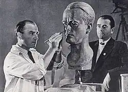 Realizando un busto de Albert Speer (1940)