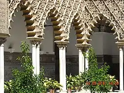 Arcos polilobulados en el Patio de las Doncellas de estilo mudéjar en el Alcázar de Sevilla en España (siglo XIV)