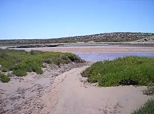 El arroyo en su tramo final y su desembocadura en el golfo.