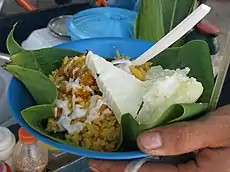 Arroz de lisa en hoja de bijao con suero atollabuey, yuca cocida y queso costeño.