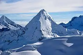 Vista del Artesonraju en Perú: un pico piramidal cubierto de nieve y de glaciares característico de la erosión en la alta montaña