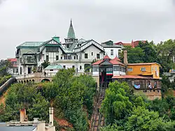 Vista al palacio y al ascensor El Peral