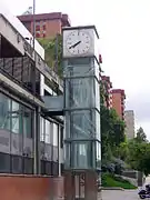 Ascensor con reloj de la Vía Favencia.