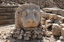 Terraza Este: Cabeza de león