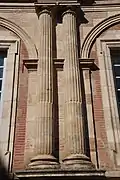 Columnas estriadas y fileteadas en el Hôtel d'Assézat.