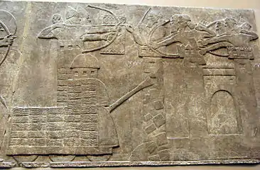 Relieve del palacio noroeste de Nimrud que describe el ataque a una ciudad amurallada