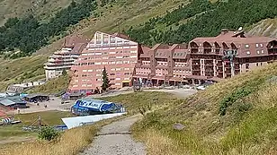 Edificios frente a la subida al ibón Las Truchas: casa Astún, La Raca (I y II), Nevados