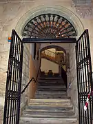 Escalera desde el claustro