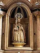 Imagen de la Virgen de Valvanera en la hornacina del trascoro