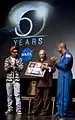 Leland Melvin y Pharrell Williams presentan un montaje a Quincy Jones.
