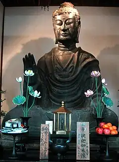 El bronce Shakyamuni Daibutsu, c. 609,  Nara, Japón.