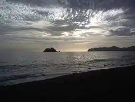 Vista de Cabo Tiñoso con nubes, desde playa Fatares