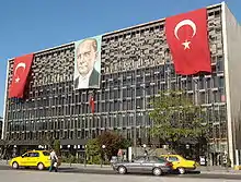 Centro cultural de Atatürk (1969) en la plaza Taksim de Estambul, diseñado por Hayati Tabanlıoğlu.