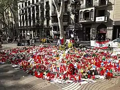 Muestras del pésame en la fuente de Canaletas (Barcelona).