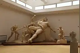 El grupo central en el museo de Sperlonga, de reconstrucción arbitraria, con el «cegamiento de Polifemo». El «portador de vino», de espaldas, se encuentra a la derecha.