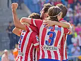 Los futbolistas del Atlético de Madrid festejan un gol abrazándose.