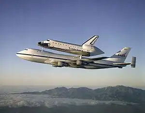 Transbordador espacial "Atlantis" sobre un Boeing 747, vehículo de transporte de transbordadores (SCA), 1998 (NASA)