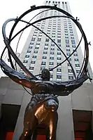 El bronce colosal de Lee Lawrie estatua de Atlas, en el Rockefeller Center, Nueva York