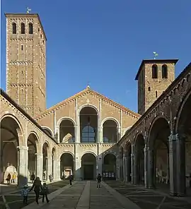 Fachada de iglesia de tres naves: basílica de san Ambrosio (1088-1099),  en Milán, obra maestra del románico lombardo