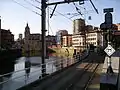 Trazado del tranvía bordeando la estación, tras atravesar el parking del personal de Euskotren (vista en sentido hacia La Ribera)