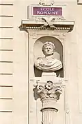 Busto de AugusteFachada del Palais des Arts.