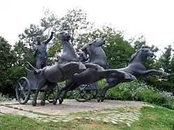 Aurigas olímpicos (1929), de Pablo Gargallo (copia en el parque de Can Dragó).