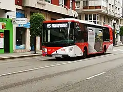 Autobús SCANIA recorriendo la línea 15 destino Nuevo Roces a la altura del barrio de La Arena.