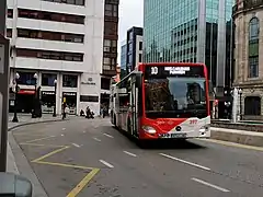 Autobús recorriendo la línea 10 en la plaza del Carmen.