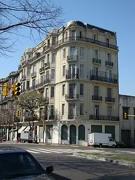 Edificio en Av. Caseros y Bolívar