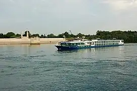 Un crucero llegando a Arlés.