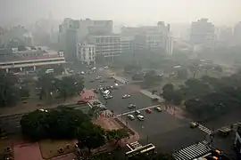 Cruce de Avenida Independencia y Avenida 9 de Julio bajo humo