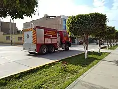 Camión de bomberos cruzando la avenida.