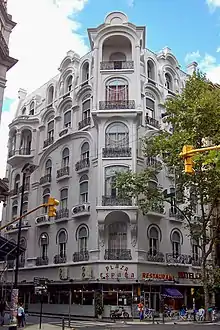 Fachada luego del incendio de 1988 y antes de la restauración de su cúpula.