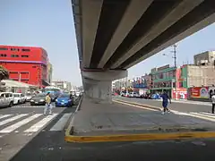 Viaducto elevado de la línea 1 del metro de Lima.