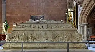 Sepulcro del Príncipe Don Juan, en Santo Tomás de Ávila, de Domenico Fancelli, que introduce en España la talla de mármol a la italiana. También labró los de los Reyes Católicos en la Capilla Real de Granada, en mármol de Carrara (para la Capilla Real consta que se utilizó también mármol de Macael).