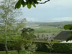 Vista al fondo del Mont-Saint-Michel, desde el Jardin des Plantes.