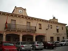 Casa consistorial, sede del ayuntamiento y centro de jubilados