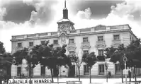 Fachada en 1930 (incorpora la torre del reloj y la balaustrada).