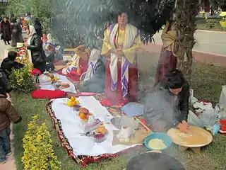 Göyçay en el año 2011. Las mujeres en sus trajes nacionales están haciendo lavash.