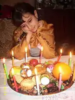 Niña azerbaiyana con platon de la fiesta