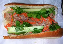 Un bánh mì de estilo vietnamita con albóndigas.